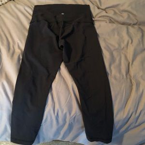 Black lululemon 7/8 leggings size 6 mid-rise